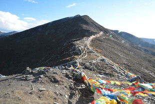 山间经幡路