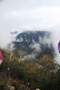 云雾缭绕的山间美景