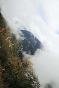 云雾缭绕的山间美景