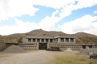 山间古朴建筑