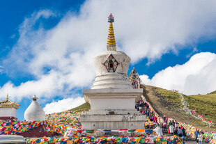 藏区白塔 经幡环绕的圣景
