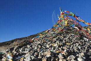 山顶经幡飘扬