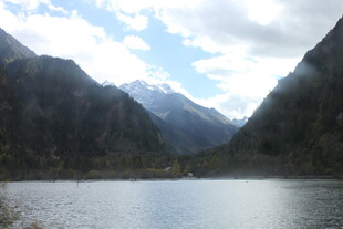 高山湖泊美景