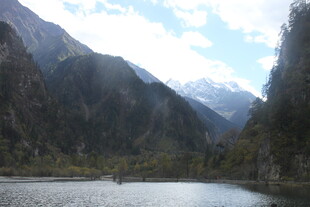 山间湖泊美景