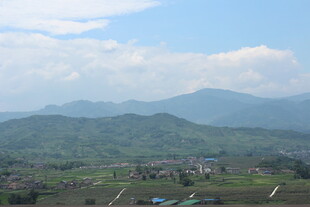 青山绿野间的乡村景致