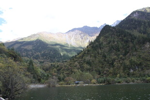山间湖泊美景