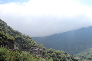 山间云雾缭绕的秀丽景致