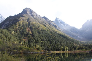 山间湖畔美景
