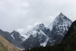 巍峨雪山壮丽自然景观