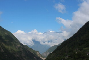 山间蓝天美景