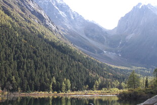 山间湖畔美景