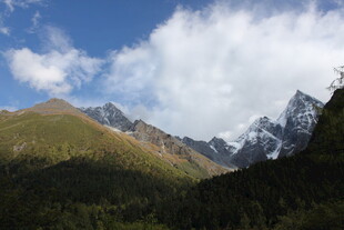 壮丽山景 蓝天白云覆青山