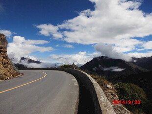 蜿蜒公路穿行壮美山间