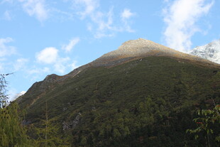 巍峨青山蓝天白云美景