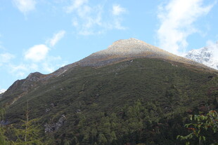 青山覆云间美景