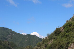 青山间的雪山远景