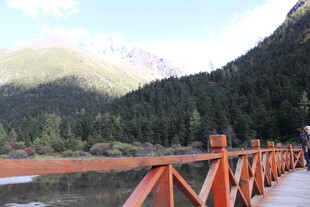 山间木桥伴秀丽湖景