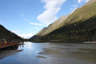 山间河流美景