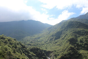 青山翠谷间的秀丽风光