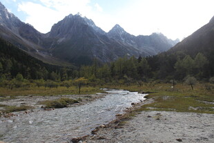 山间溪流与巍峨山脉景观