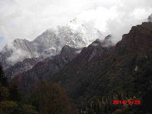 云雾缭绕的壮丽雪山