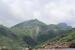 青山叠翠的秀丽山间景色