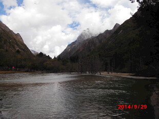 山间湖泊美景