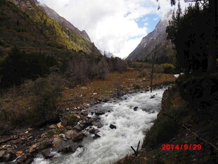 山间湍急溪流风景