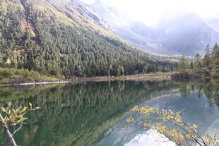 山间静谧湖景
