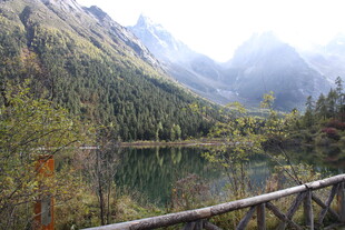 山间湖畔美景
