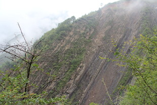 云雾缭绕的陡峭山壁