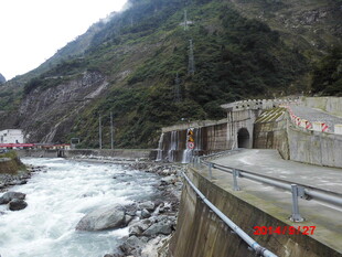 山间湍急河流旁的建筑