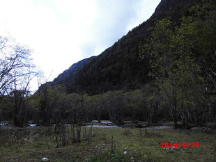 山间河谷自然风光