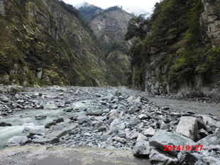 山间碎石遍布的湍急河流