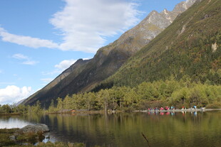 湖畔青山美景