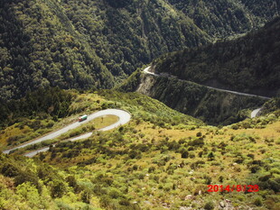 山间蜿蜒公路美景