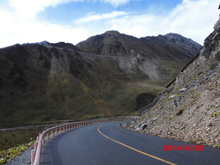 蜿蜒山间公路美景