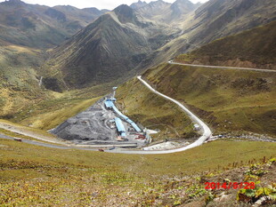 山间蜿蜒公路与建筑景观