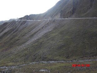山间蜿蜒公路