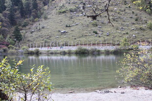 山间静谧湖水景色