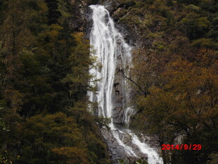 山间瀑布景观