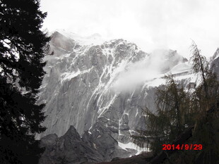 雪山云雾之景