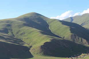翠绿山峦美景
