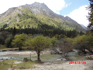 山间秀丽景色