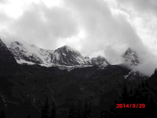 云雾缭绕的雪山美景