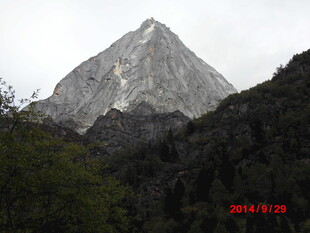 巍峨山峰隐于葱郁山林