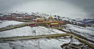 雪覆山间藏式建筑景观