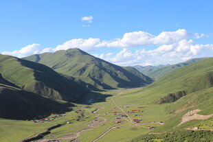 青山连绵的壮阔山间景色