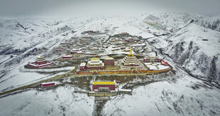 雪山环抱中的寺院景观