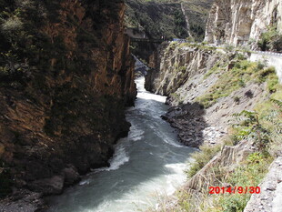 山间河谷景色